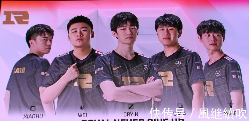 它揭示了两 它揭示了两